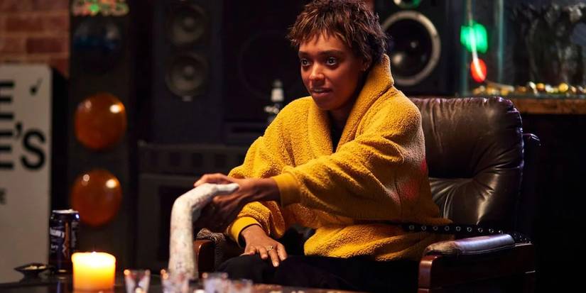 13 filmes para assistir em uma Sexta-Feira 13 2 Sophie Wilde como Mia segurando uma mão de cerâmica em Talk to Me