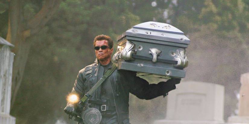 Arnolds Švarcenegers nēsā zārku uz pleca terminatorā
