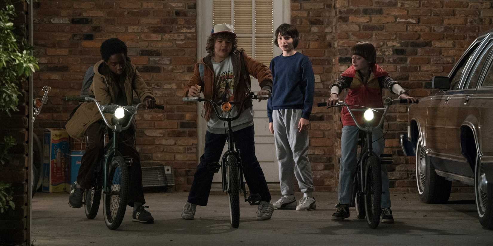 The children of Stranger Things on their bikes, getting out of the garage.