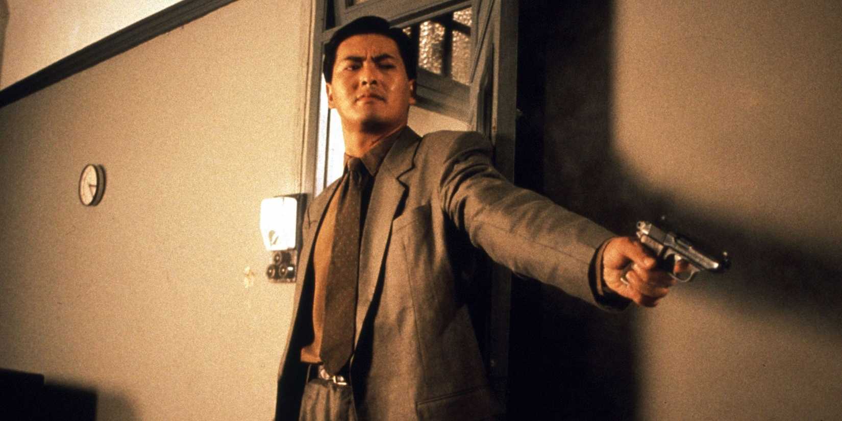 Chow Yun Fat, Ah Jong olarak katildeki birine silah hedefliyor '(1989)