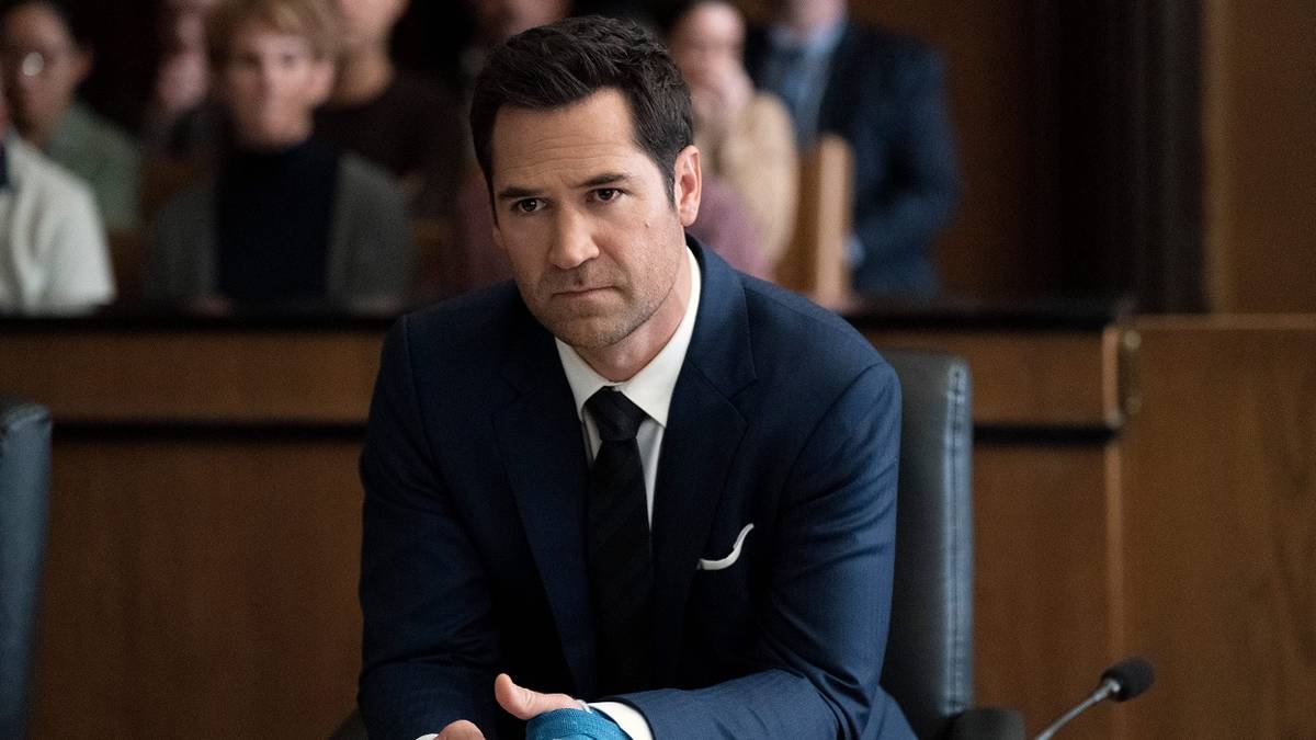 Manuel García Rulfo as Mickey Haller at court in The Lincoln Lawyer.