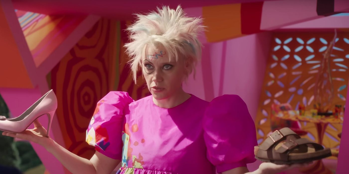 Kate Mckinnon as weird Barbie offering Margot Robbie's stereotypical Barbie two options between heels and sandals in 2023's Barbie