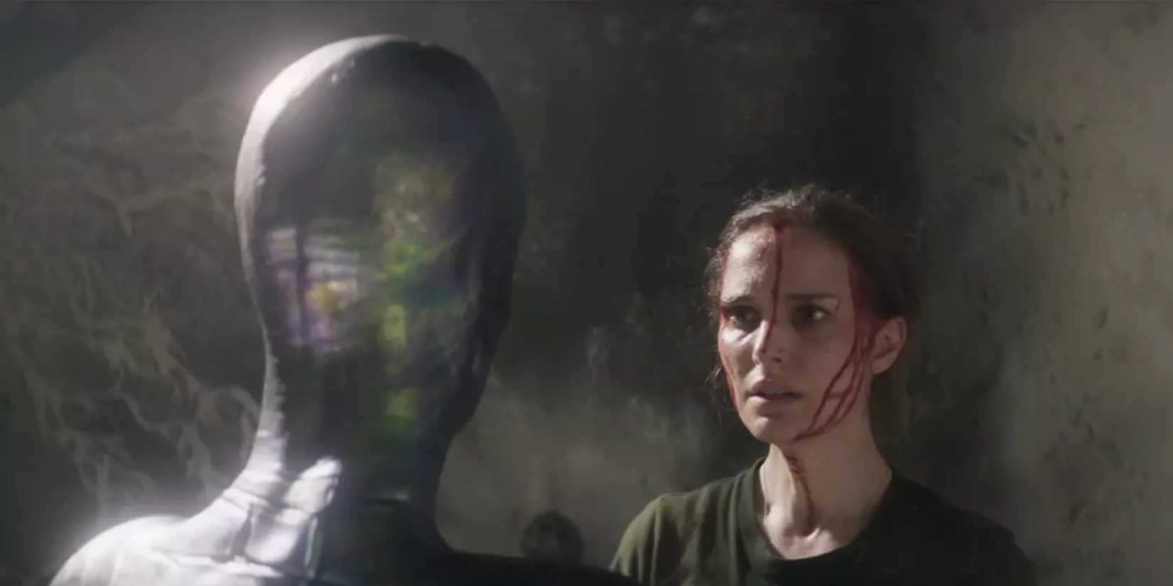 Natalie Portman mirando a un alienígena en aniquilación