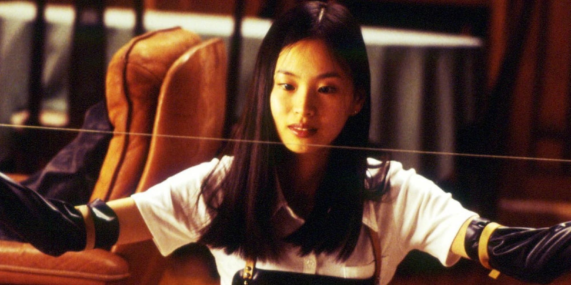 Asami holding a thin chord in Audition