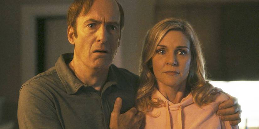 Jimmy (Bob Odenkirk) e Kim (Rhea Seehorn) em Better Call Saul parecendo ter medo de uma tragédia em sua casa.