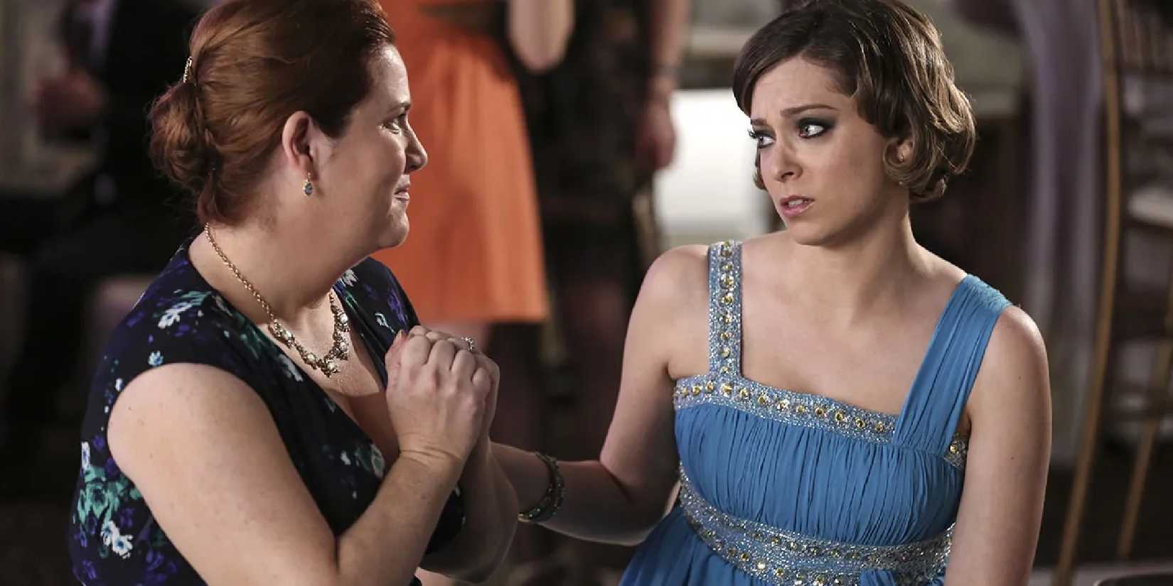 Donna Lynne Champlin dan Rachel Bloom melakukan percakapan di Crazy Ex-Girlfriend.