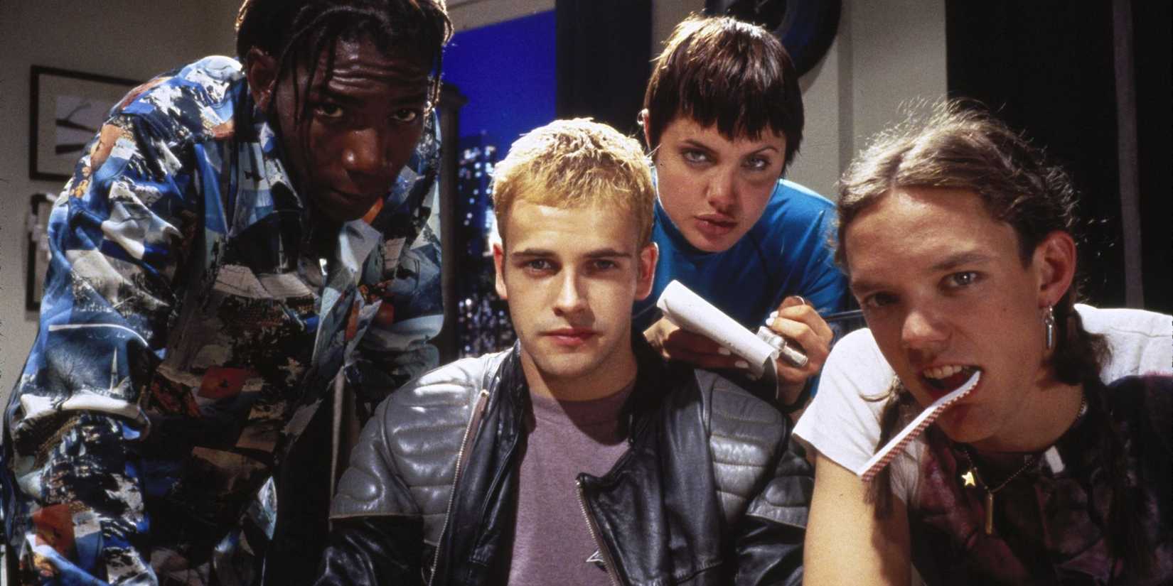 the cast of 'Hackers' looking at the camera