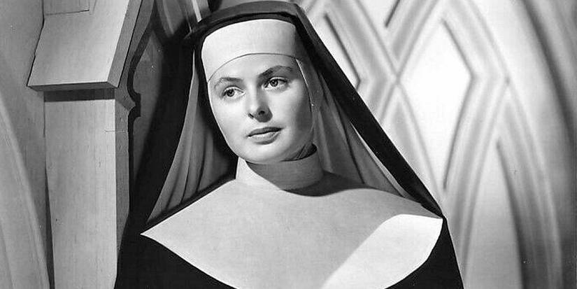Ingrid Bergman sebagai Suster Mary tampak termenung sambil bersandar di dinding di The Bells of St. Mary's 