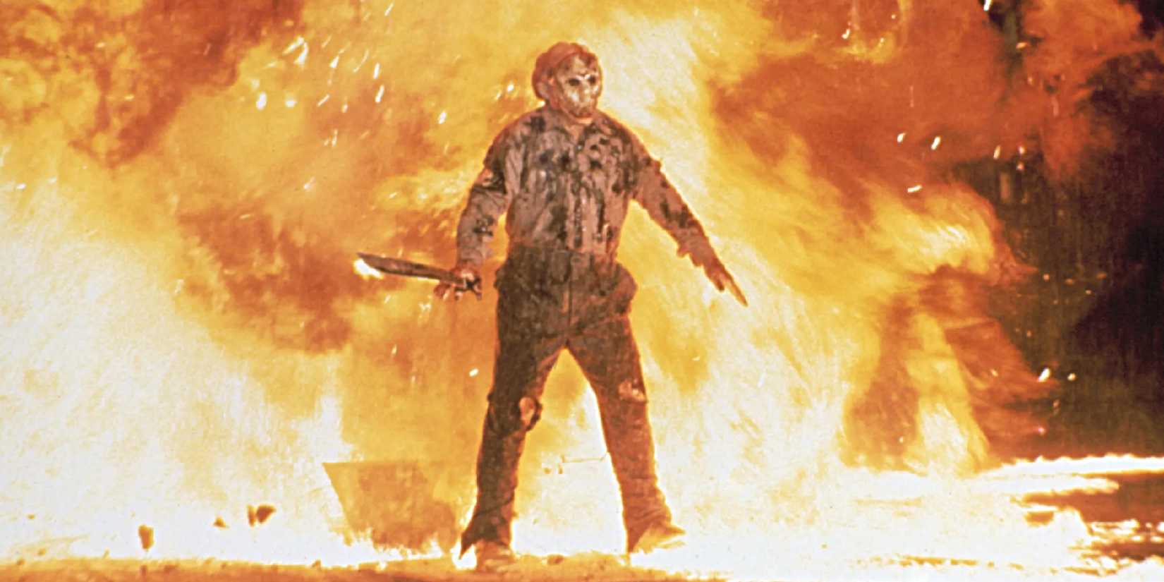 Jason debout devant un mur de feu dans Jason Goes to Hell_ The Final Friday - 1993