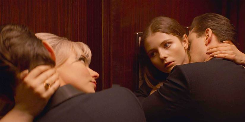 Jack kissing Sandie's neck while Eloise is reflected in the mirror in Last Night in Soho