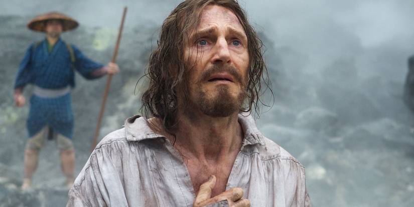 Liam Neeson como Cristóvão Ferreira, olhando cansadamente em silêncio (2016) 