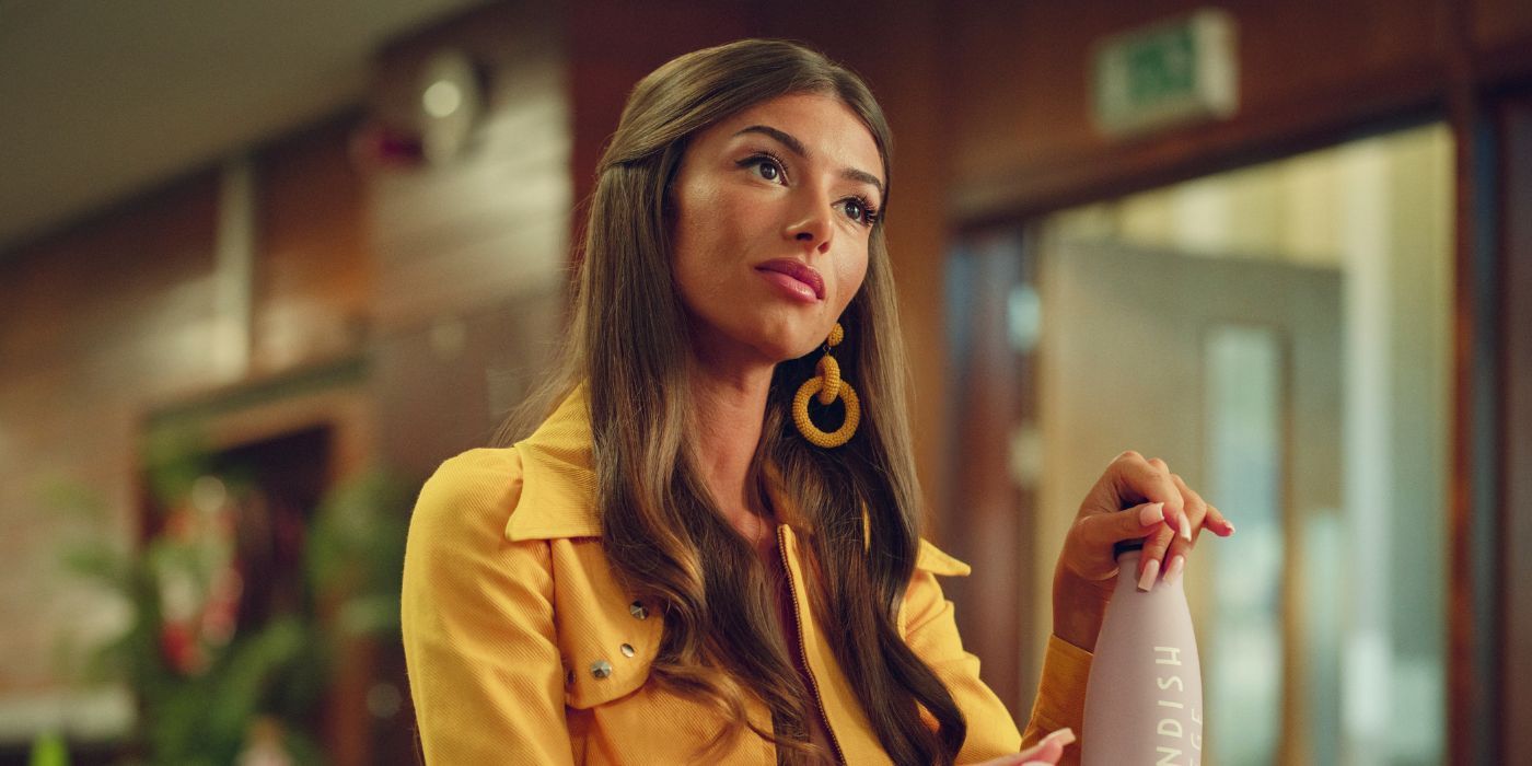 Mimi Keene as Ruby Matthews holding a water bottle in Sex Education Season 4