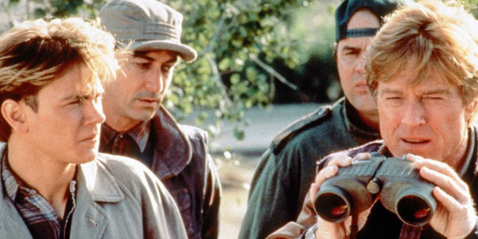 River Phoenix, Dan Aykroyd, David Strathairn, & Robert Redford look through binoculars in 'Sneakers'