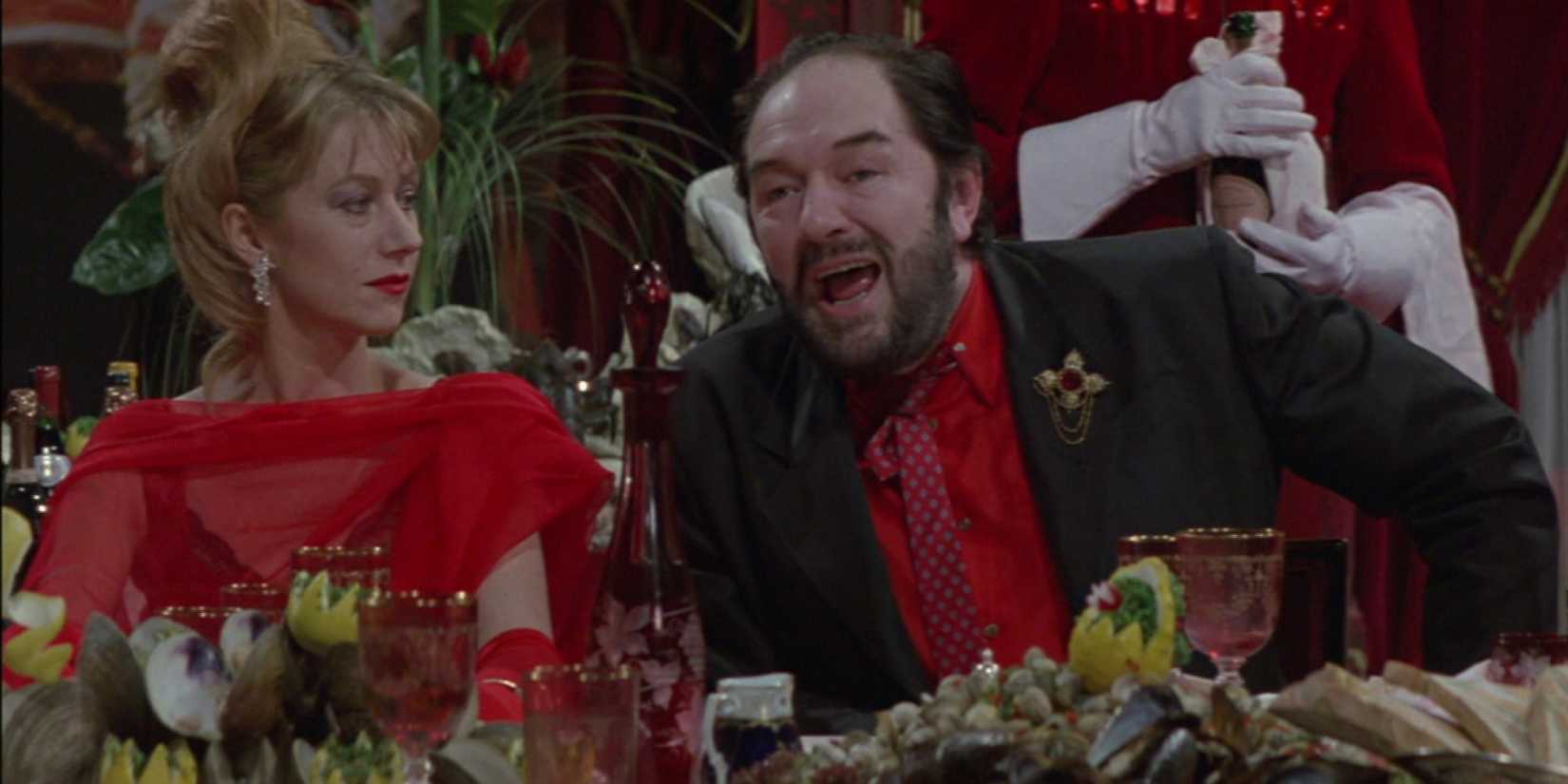 Helen Mirren olhando para Michael Gambon enquanto ri no cozinheiro, o ladrão, sua esposa e seu amante - 1989