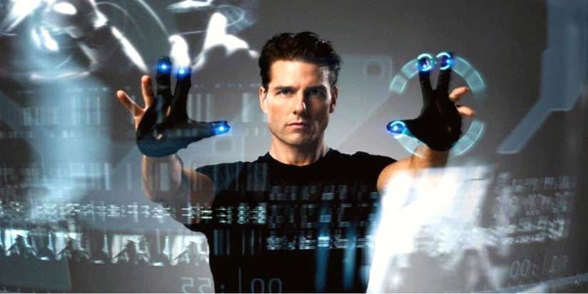 Chief John Anderton standing in front of a screen in Minority Report (2002).