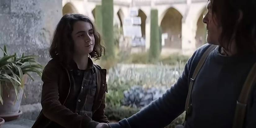 Louis Puech Scigliuzzi berbicara dengan Norman Reedus di The Walking Dead: Daryl Dixon Musim 1.