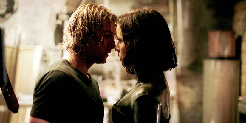 Kate Beckinsale as Selene and Scott Speedman as Michael leaning in to kiss in Underworld