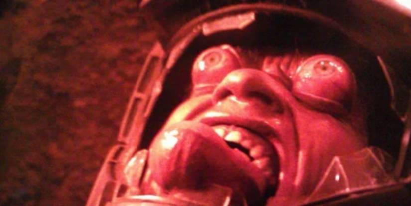 Douglas Quaid (Arnold Schwarzenegger)'s eyes bulge out of their sockets in Total Recall (1990)