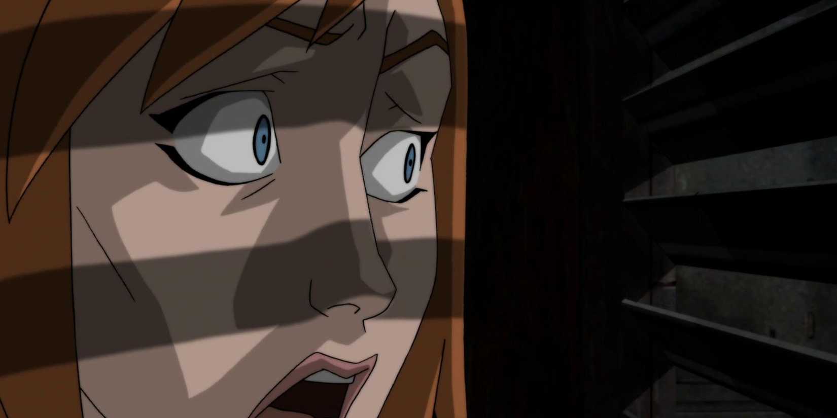 Seorang wanita bersembunyi di loker dengan ekspresi ketakutan