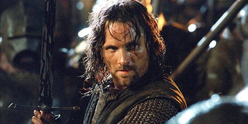 Aragorn (Viggo Mortensen) holds a sword looking determined at Helm's Deep, Lord of the Rings The Two Towers