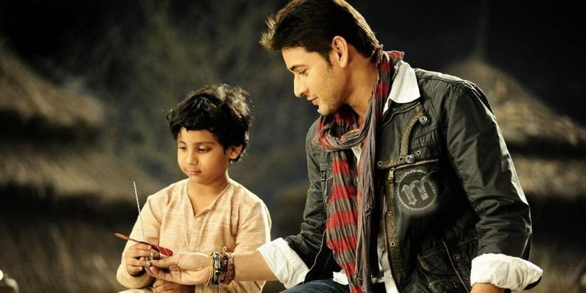 Khaleja-actor-Mahesh-Babu-portraying-Raju-playing-with-a-child