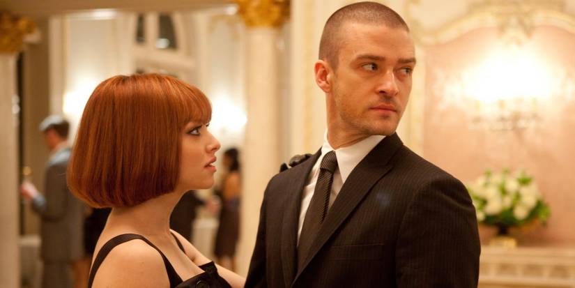 Amanda Seyfried as Sylvia looking up at Justin Timberlake as Will in In Time