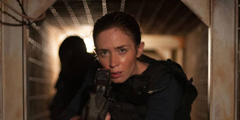 Emily Blunt as Kate pointing a gun in Sicario.