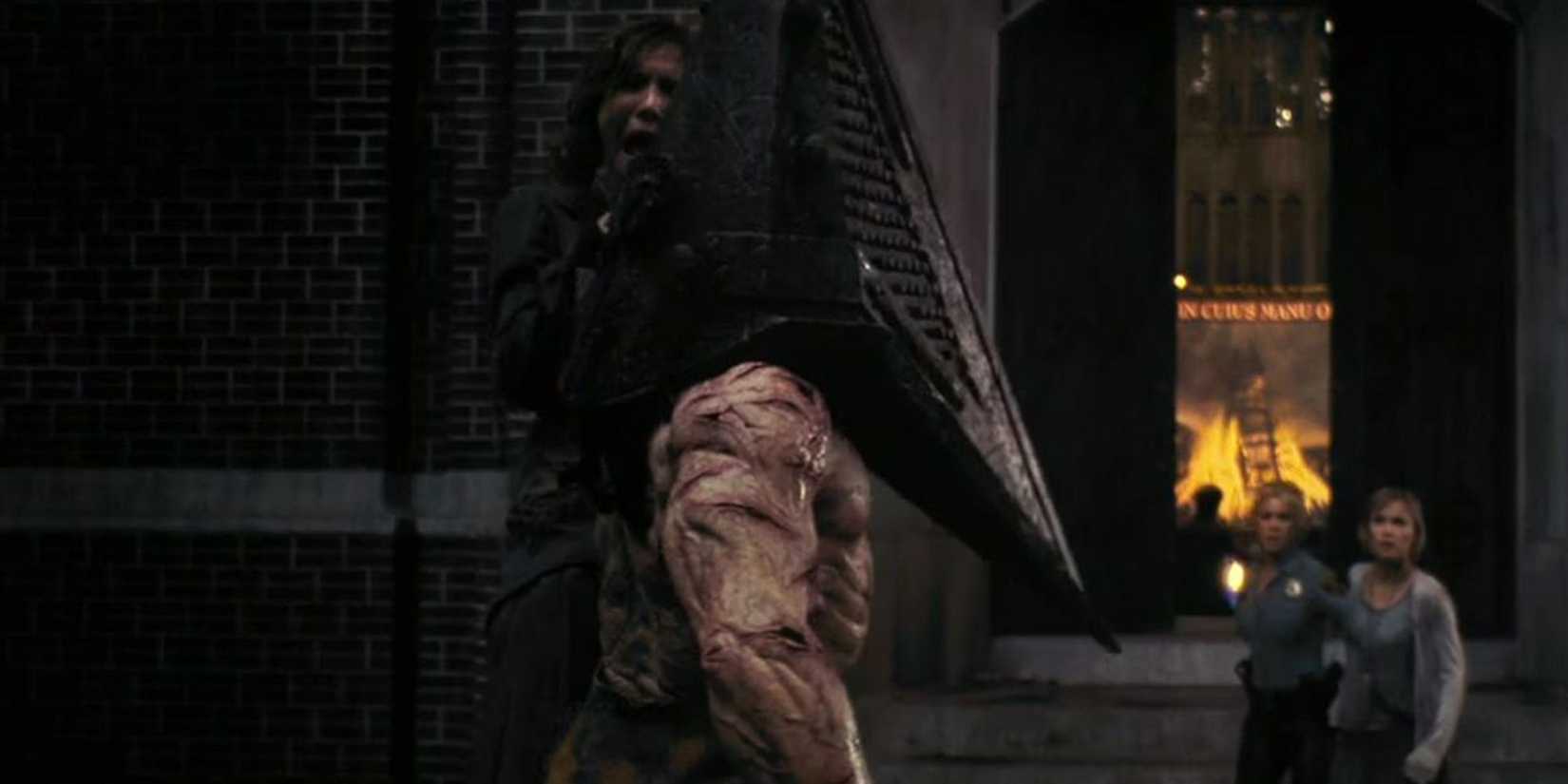 Kepala piramida menjepit seorang wanita ke dinding