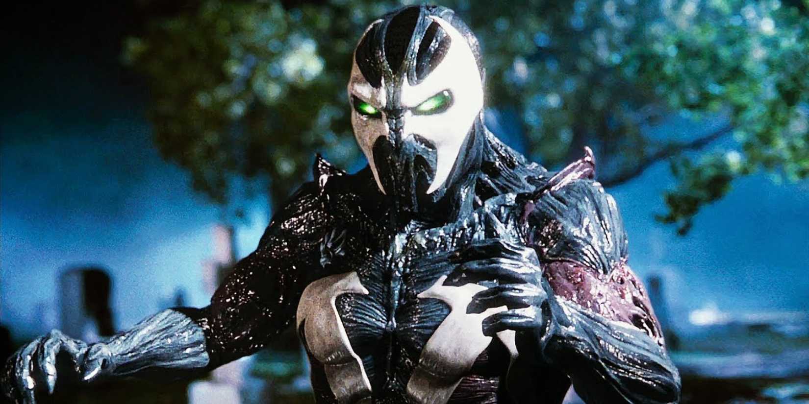 Spawn looking menacing in the 1997 movie Spawn.
