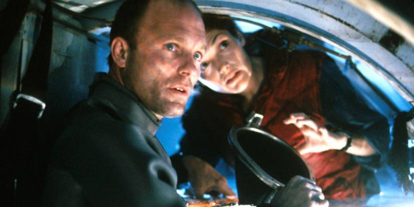 Ed Harris as Bud Brigman and Mary Elizabeth Mastrantonio as Lindsey Brigman in a scene from The Abyss
