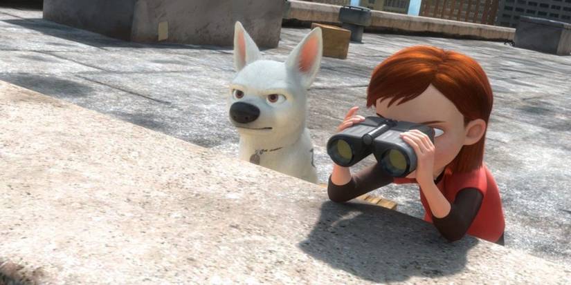 Bolt si anjing yang duduk bersama Penny melihat melalui teropong di Bolt