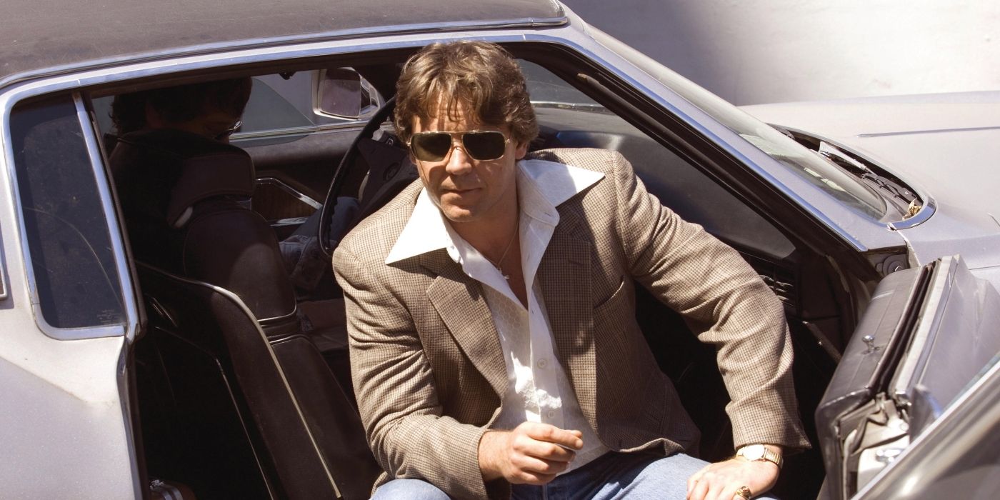 Richie Roberts, wearing sunglasses and sitting in a car in American Gangster
