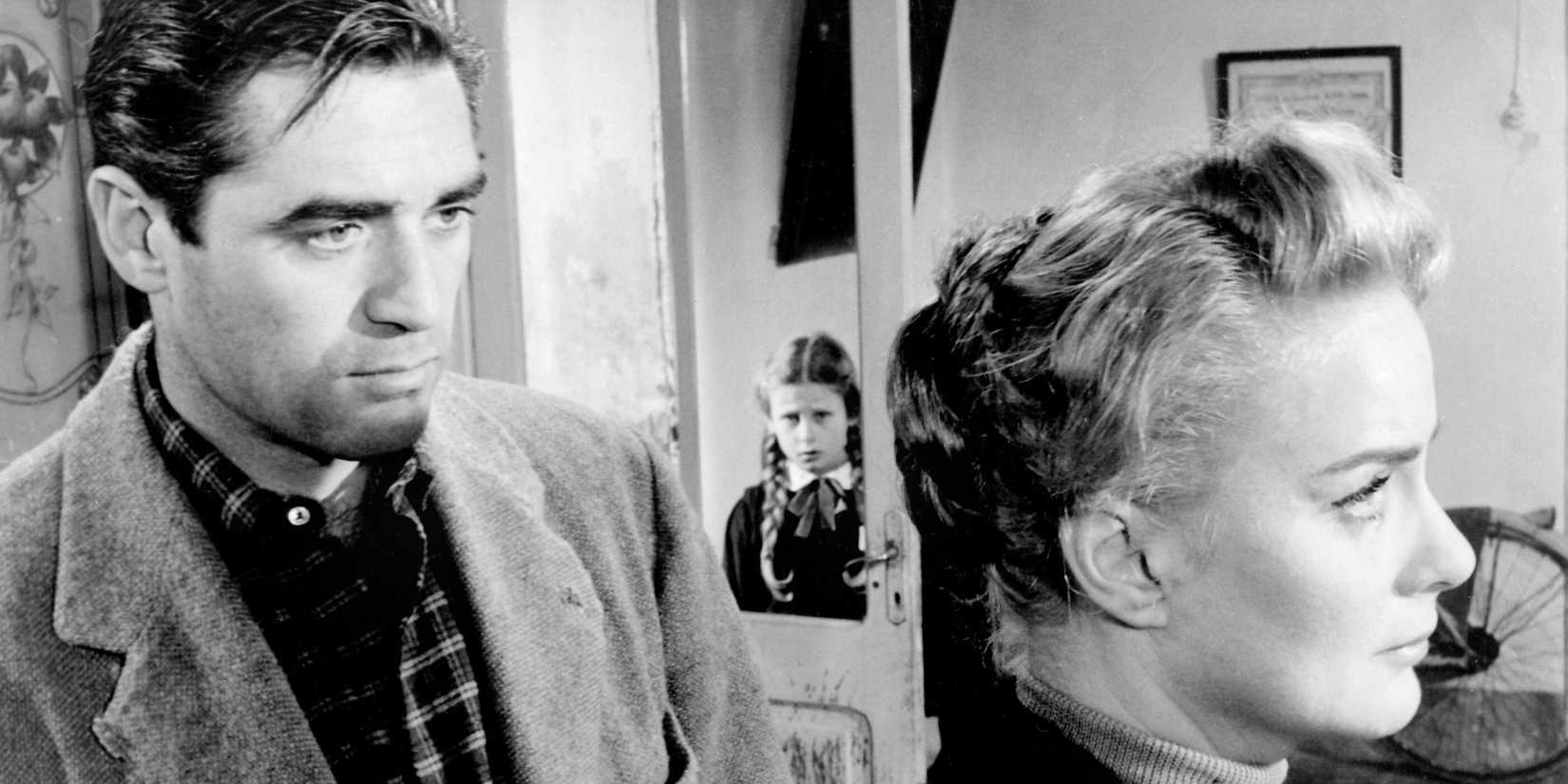 A man looking at a woman in Il Grido