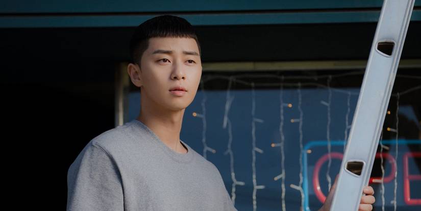 Park Seo-Joon standing at a ladder staring to the right in Netflix K-Drama Itaewon Class