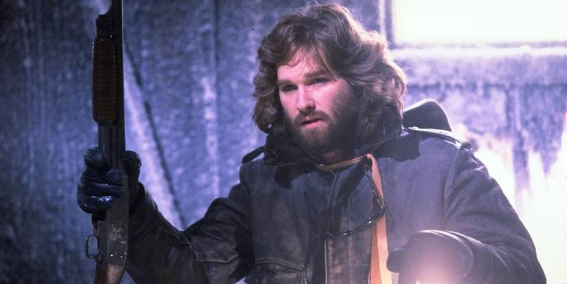 RJ MacReady skatoties apkārt ar laternu lietā.