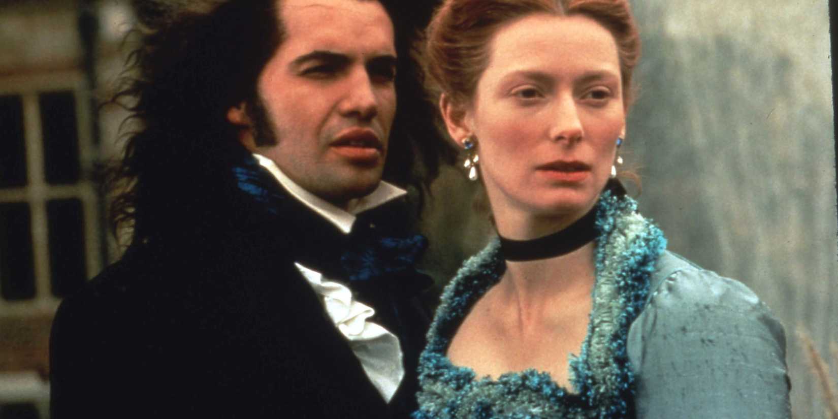 Billy Zane and Tilda Swinton as Shelmerdine and Orlando standing outside looking to the distance in Orlando