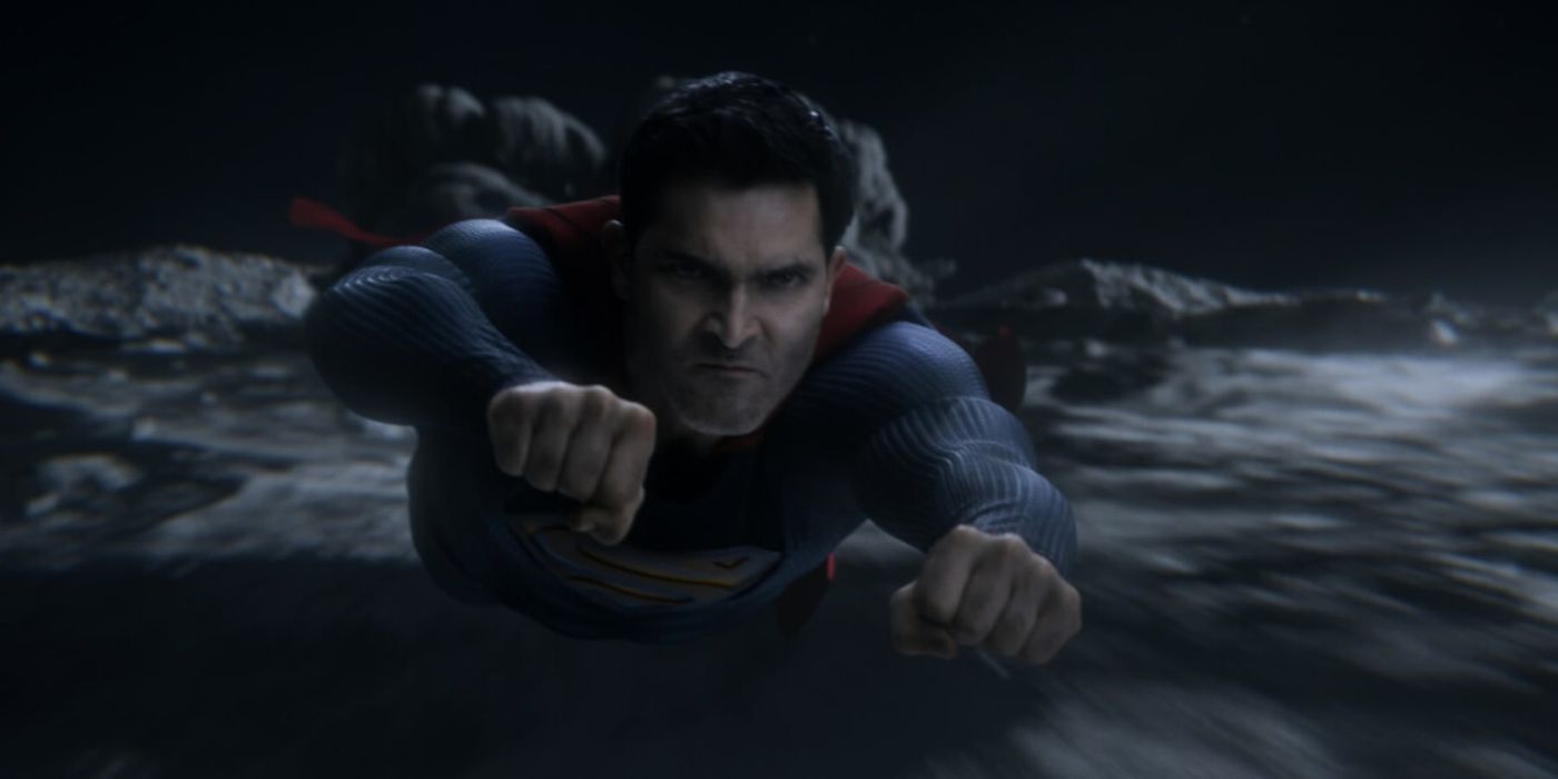 Tyler Hoechlin interpreta a Superman volando de noche en Superman & Lois Temporada 3, Episodio 13 