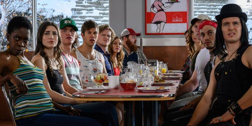 O elenco de Letterkenny sentado em um restaurante.
