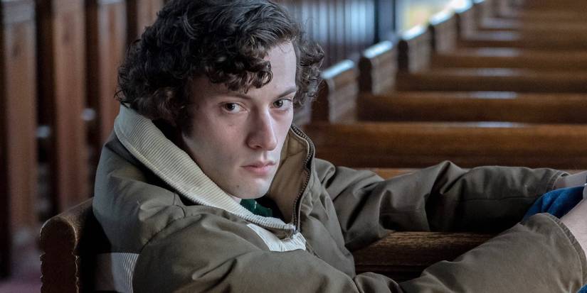 Dominic Sessa sits in a pew in The Holdovers (2023)