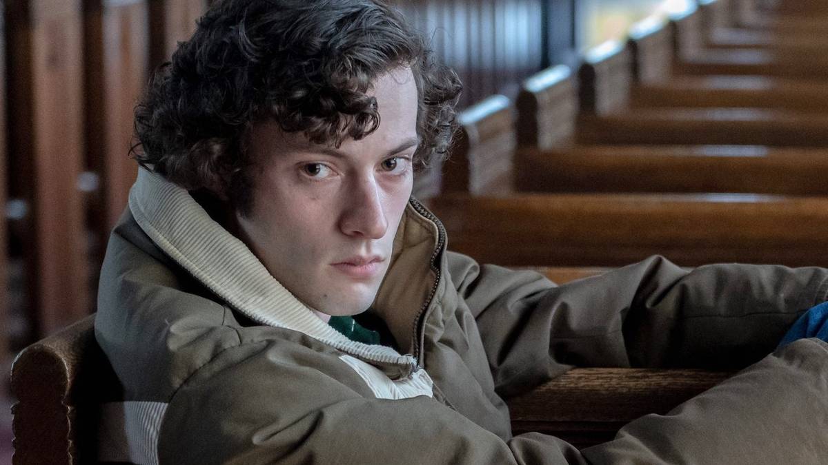 Dominic Sessa sits in a pew in The Holdovers (2023)
