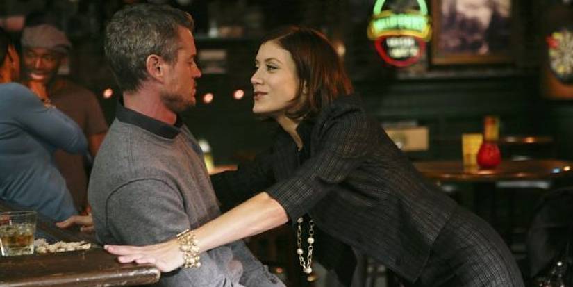 Addison leans toward Mark, who is sitting at a bar in Grey's Anatomy.