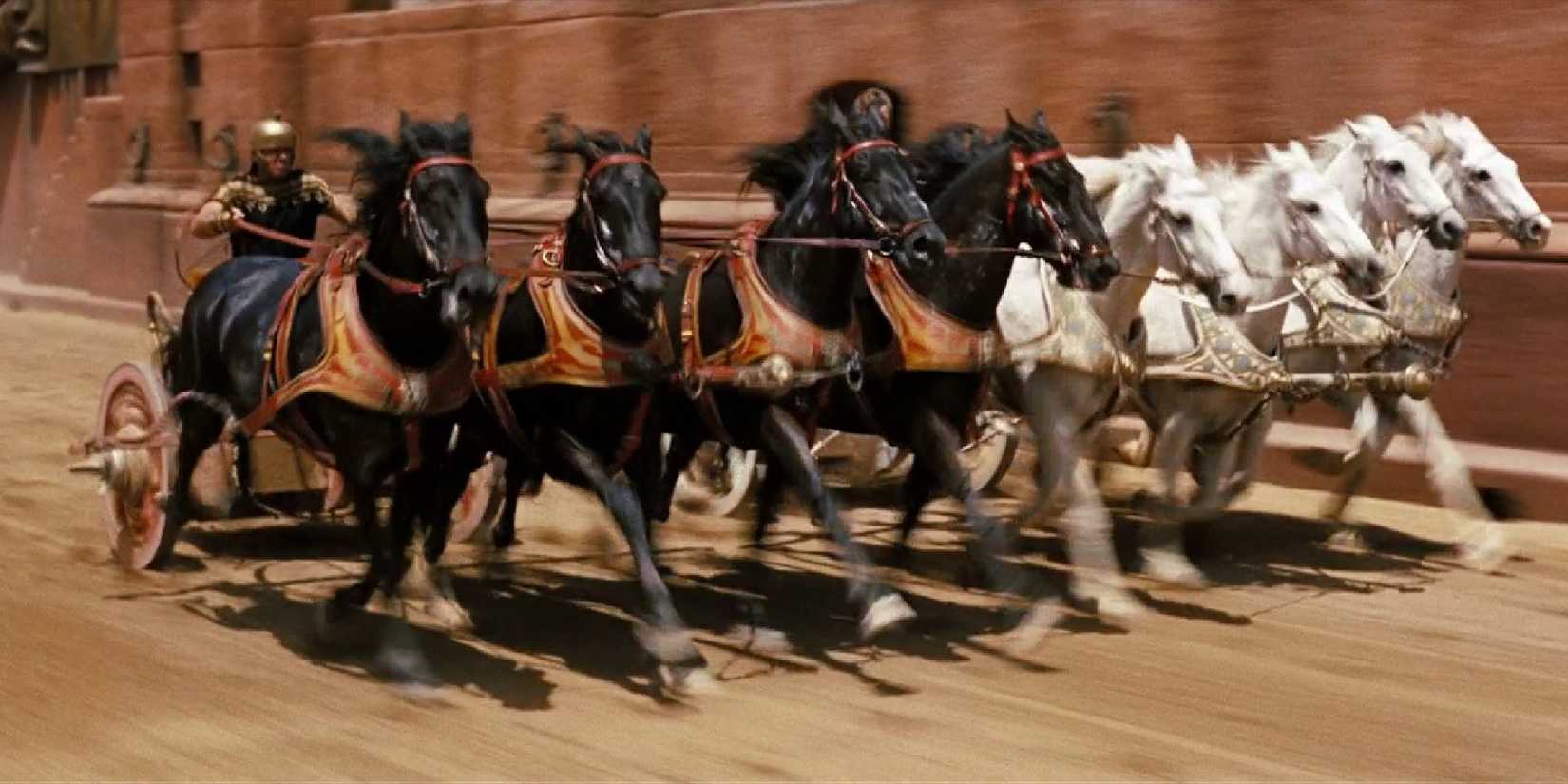 Um homem corre que uma carruagem puxada por oito cavalos em Ben-Hur