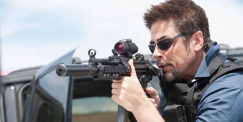 Benicio Del Toro as Alejandro aiming a gun in Sicario.