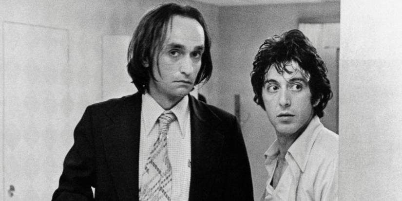 Al Pacino as Sonny and John Cazale as Sal peeking from behind a wall in Dog Day Afternoon