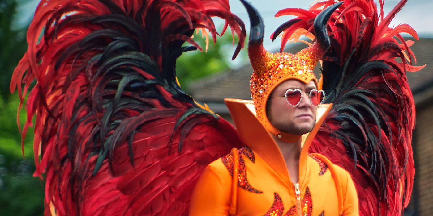Taron Egerton como Elton John em cena do filme Rocketman.