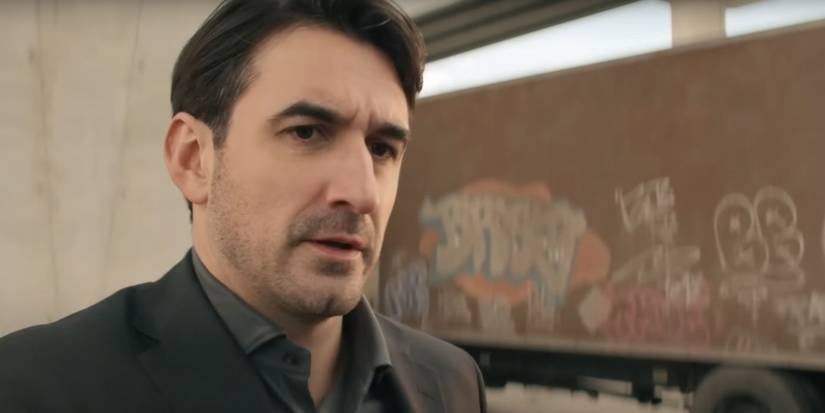 Ferdinand Kingsley sebagai AM dengan ekspresi khawatir di Reacher Season 2.