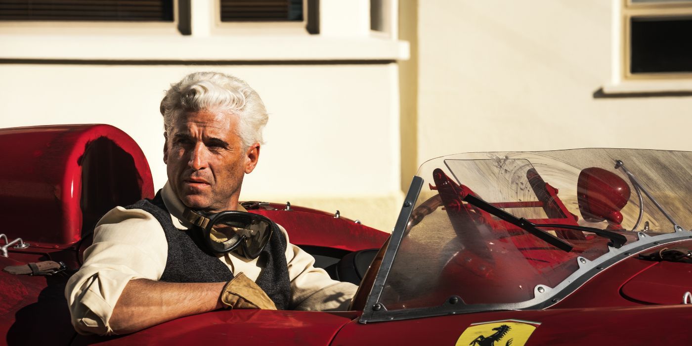 Piero Taruffi (Patrick Dempsey) sentado em um carro na Ferrari