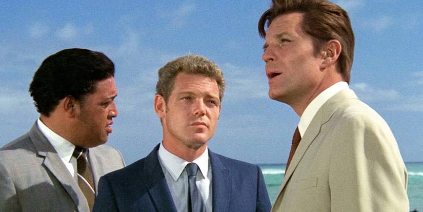 Steve McGarret (Jack Lord), Dan Williams (James MacArthur), and Kono Kalakaua (Gilbert Lani Kauhi) investigate on the original 'Hawaii Five-O'