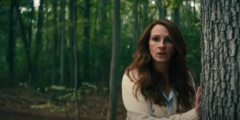 Amanda (Julia Roberts) standing by a tree in Leave the World Behind