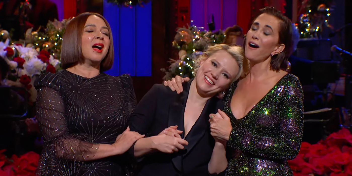 Kate McKinnon standing in between Maya Rudolph & Kristen Wiig during her opening monologue on SNL